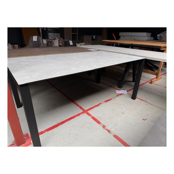 Eettafel Jur, licht Keramiek